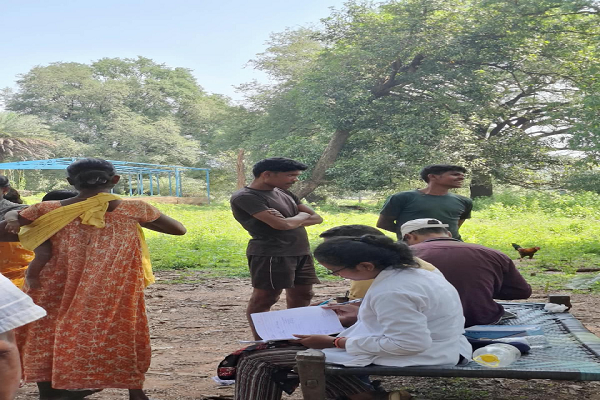 8 किमी की दुर्गम राह, फिर बेंगपाल में स्वास्थ्य शिविर; 106 ग्रामीणों की हुई जांच