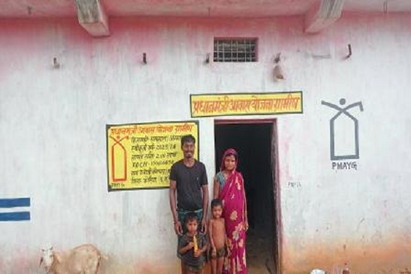 मजदूरी करने वाले आदिवासी रामलाल को जनमन आवास से मिली नई खुशियां