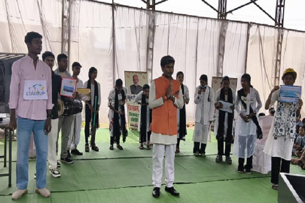 नमो सेवा गाथा अनकही कहानियां में विद्यार्थियों ने नुक्कड़ नाटक से दिखाई 25 वर्षों की सेवा और विकास यात्रा
