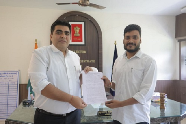 कलेक्टर कुणाल दुदावत ने राहुल जायसवाल को सौंपा अनुकम्पा नियुक्ति पत्र