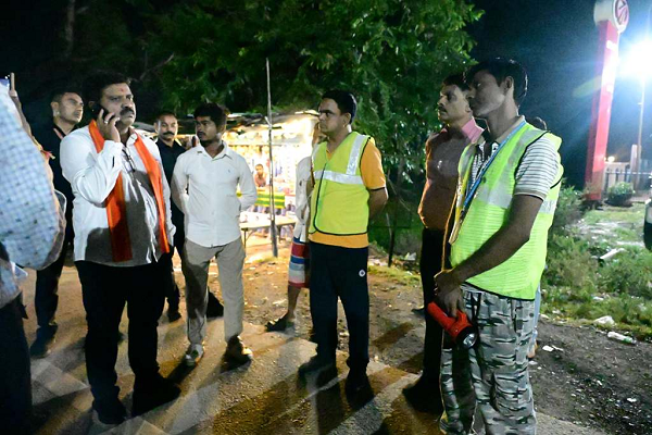 कवर्धा-बेमेतरा मार्ग पर पशुओं को देख विजय शर्मा ने अधिकारियों को लगाई फटकार