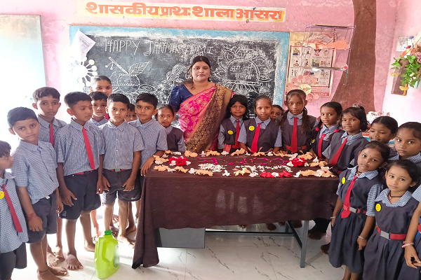  ​शिक्षिका ओमेश्वरी साहू को मिला राष्ट्रीय स्तर का "शिक्षा ज्योति सम्मान"   ​विश्व शिक्षक दिवस पर देश भर के 128 उत्कृष्ट शिक्षकों के साथ ऑनलाइन कार्यक्रम में हुईं सम्मानित हुईं।