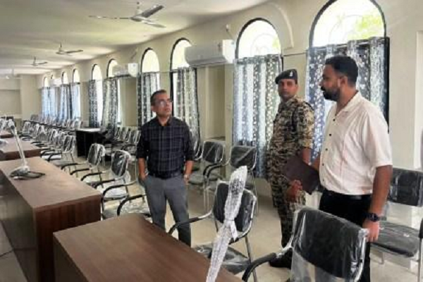 कलेक्टर जन्मेजय महोबे ने कलेक्टोरेट के नव निर्मित प्रथम तल का किया निरीक्षण