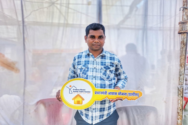 सेवा संकल्प अभियान : सेवा की कहानी : कच्चे मकान की परेशानियों से मिली मुक्ति, प्रधानमंत्री आवास योजना से धीरेंद्र के पक्के घर का सपना हुआ साकार