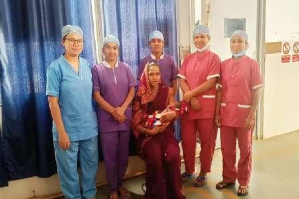 32 दिनों तक एसएनसीयू में चला उपचार, स्वस्थ होकर माता-पिता के साथ घर लौटी नवजात बालिका