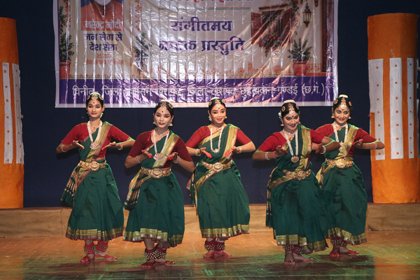 इंदिरा कला संगीत विश्वविद्यालय खैरागढ़ में &lsquo;नमो सेवा&ndash; अनकही कहानियां&rsquo; का जिला स्तरीय भव्य नाट्य मंचन