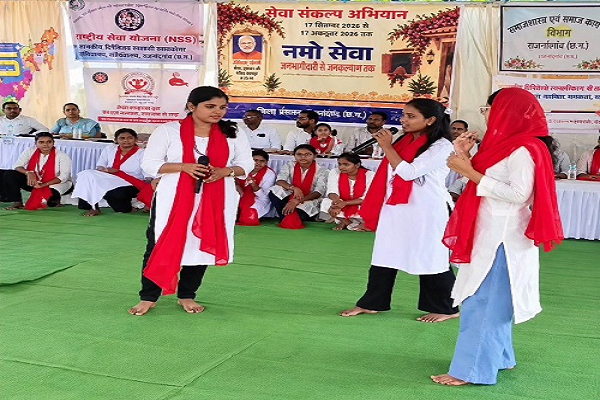 नुक्कड़ नाटक के माध्यम से ग्रामीणों को दी गई जनकल्याणकारी योजनाओं की जानकारी