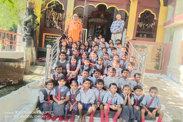 सकीय प्राथमिक शाला झाफल के बच्चों को शनिदेव महाराज, मां दुर्गा भवानी, शिव मंदिर, नवग्रह का दर्शन कराया गया