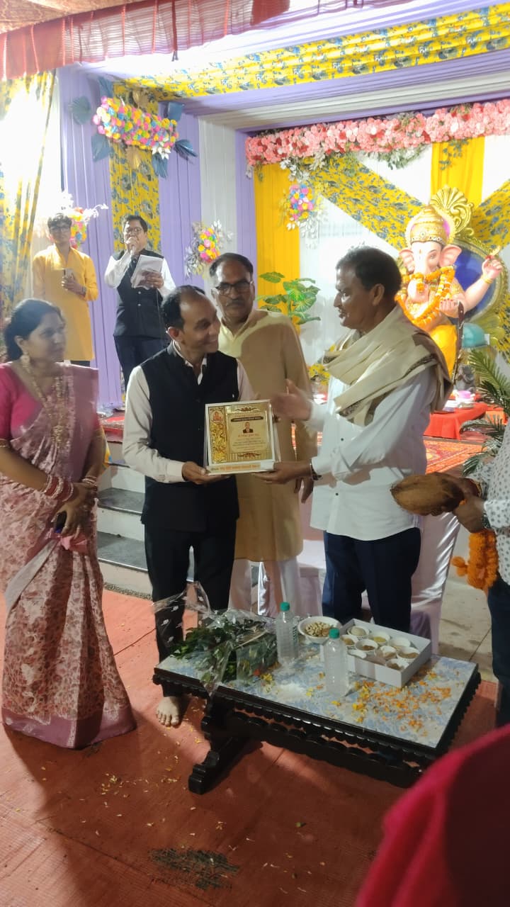 महापौर मधुसूदन यादव ने राज्यपाल पुरस्कृत शिक्षक थंगेश्वर कुमार साहू को किया सम्मानित