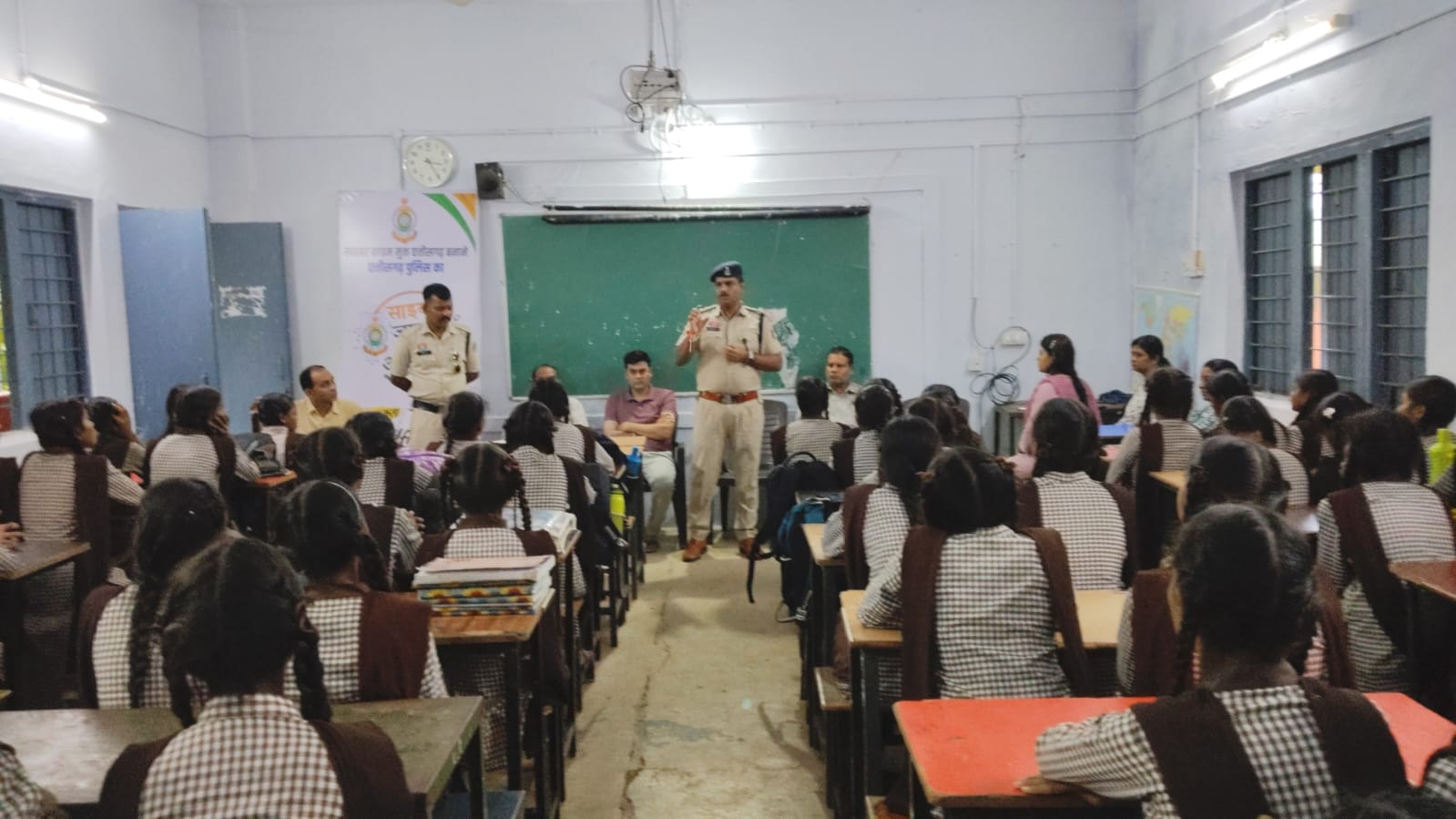 साइबर अपराध जागरूकता एवं सड़क सुरक्षा जीवन रक्षा पर कार्यक्रम हायर सेकेंडरी विद्यालय तिलईरवार में मनाया गया