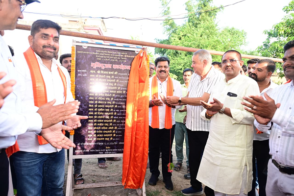  *उप मुख्यमंत्री एवं कवर्धा विधायक श्री विजय शर्मा ने 78.51 लाख रुपये के सीसी सड़क सह नाली निर्माण कार्यों का किया भूमिपूजन*