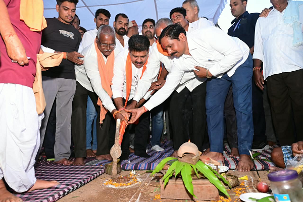 उप मुख्यमंत्री एवं कवर्धा विधायक श्री विजय शर्मा ने 78.51 लाख रुपए के दो सीसी सड़क सह नाली निर्माण कार्यों का किया भूमिपूजन