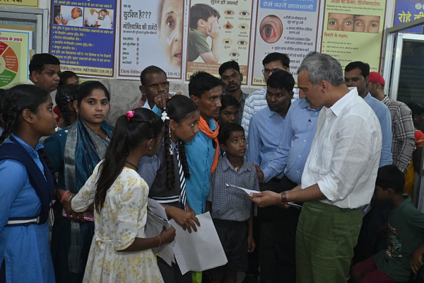 विशेष आवश्यकता वाले बच्चों के उपचार के लिए हर संभव मदद करें : कलेक्टर रणबीर शर्मा