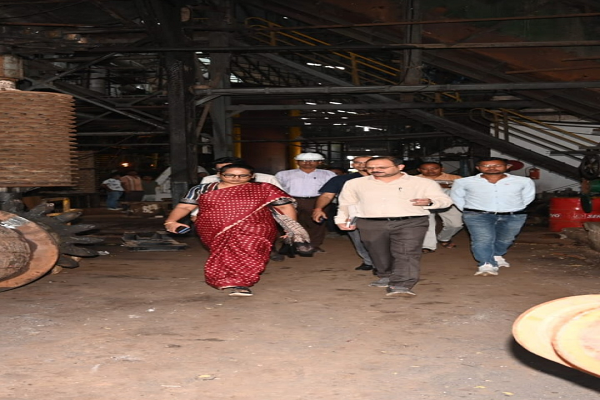 कलेक्टर श्रीमती तुलिका प्रजापति ने भोरमदेव शक्कर कारखाने का किया निरीक्षण*   *पेराई सत्र की तैयारियां समय पर पूरी करने के निर्देश, किसानों को उन्नत गन्ना प्रजातियों की जानकारी देने पर जोर*