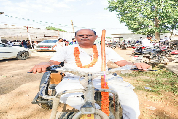 मोटराइज्ड ट्राइसाइकिल मिलने से विजय कुमार की राह हुई आसान