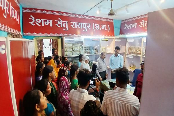 ग्रामोद्योग सचिव श्री राजेश सिंह राणा ने किया छत्तीसगढ़ रेशम सेतु का निरीक्षण