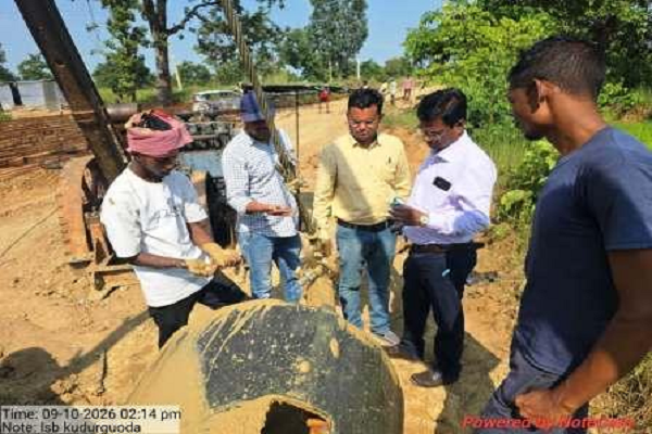 प्रधानमंत्री ग्राम सड़क योजना के कार्यों का अधीक्षण अभियंता ने किया सघन निरीक्षण