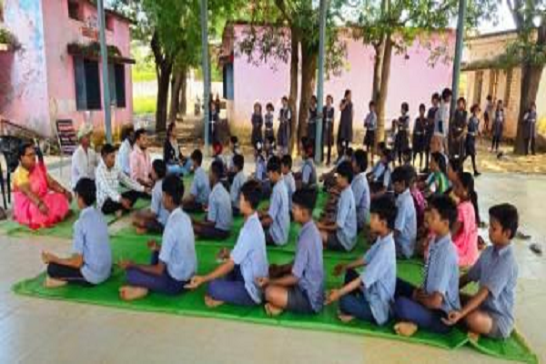 स्वास्थ्य का नया संदेश : घोरतलाव स्कूल में योग और ध्यान शिविर का सफल आयोजन
