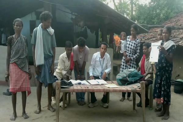  लोकतंत्र को मजबूत बनाने जिला प्रशासन की पहल, अंदरूनी गांवों तक पहुंच रहे बीएलओ