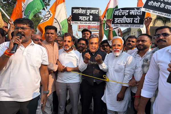  ज्ञानेश कुमार को हथकड़ी पहनाकर कांग्रेसियों ने किया अनोखा प्रदर्शन, पुतला दहन कर उठाए चुनावी पारदर्शिता पर सवाल