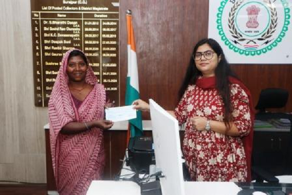 सक्षम योजना से आत्मनिर्भरता की ओर बढ़े कदम, कलेक्टर ने तीन महिलाओं को प्रदान किया 40-40 हजार रुपये का चेक