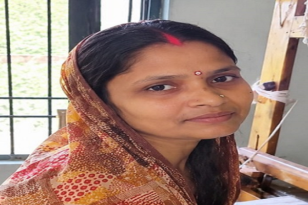 उन्नत उपकरण सहायता से मिन यादव के बुनकरी कार्य को मिली नई गति