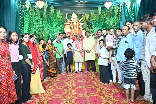  डिप्टी सीएम अरुण साव नगर के दुर्गा पंडाल में पहुंचकर माता की पूजा-अर्चना कर खुशहाली की कामना किए