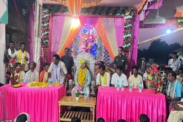  दशहरा उत्सव में शामिल हुए राजा खड्ग राज कुमार सिंह, सरोधी और तेली टोला में ग्रामीणों से की आत्मीय मुलाकात।