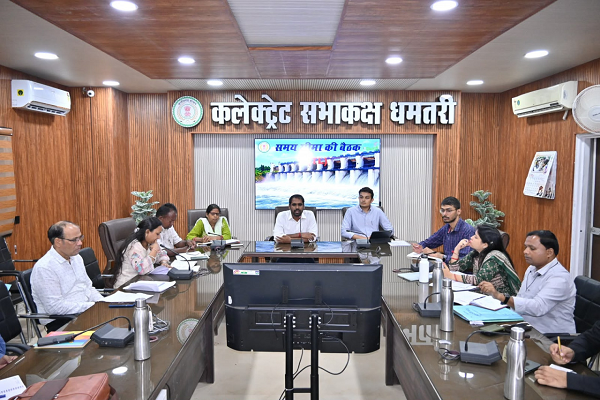 सीएम हेल्पलाइन के प्रकरणों का सर्वोच्च प्राथमिकता से करें निराकरण : कलेक्टर श्री अबिनाश मिश्रा