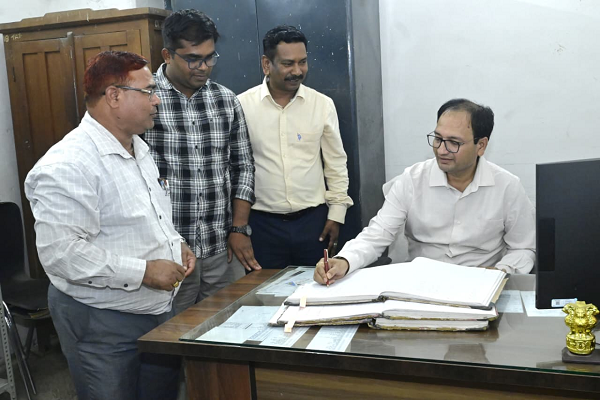 कलेक्टर ने किया जिला कोषालय का निरीक्षण