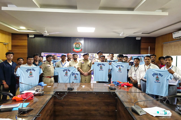 *गरियाबंद पुलिस की नई पहल:*  *&lsquo;ट्रैफिक वार्डन&rsquo;* , *सुगम यातायात और सड़क सुरक्षा में देंगे योगदान*     *ट्रैफिक वार्डनो को  वितरण की टी-शर्ट, कैप, सीटी और रेडियम जैकेट*    *युवाओं को दिया गया यातायात नियमों का प्रशिक्षण, 'राह-वीर' व 'पीएम राहत योजना' के प्रचार-प्रसार की दी गई जिम्मेदारी*
