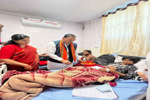  निजी कार्यक्रम छोड़ केल्हारी बस दुर्घटना के घायलों से मिलने पहुंचे स्वास्थ्य मंत्री श्री श्याम बिहारी जायसवाल