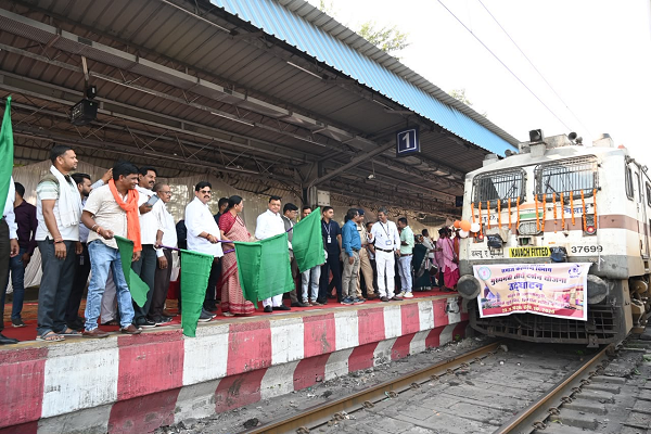 कैबिनेट मंत्री श्री लखनलाल देवांगन ने कोरबा रेलवे स्टेशन से भारत गौरव टूरिस्ट ट्रेन को हरी झंडी दिखाकर किया रवाना, बुजुर्गों को दी शुभकामनाएं