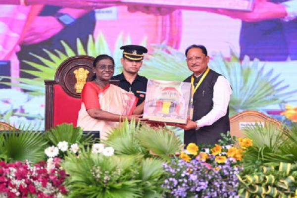 राष्ट्रपति ने बस्तर दशहरा की अनूठी परंपराओं और जनजातीय संस्कृति की सराहना की