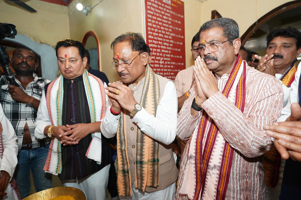  *मुख्यमंत्री श्री विष्णु देव साय ने रामचंडी मंदिर में पूजा-अर्चना कर प्रदेश की खुशहाली एवं सुख-समृद्धि की कामना की*