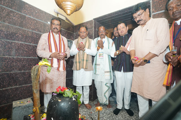 मुख्यमंत्री पहुंचे ग्राम गढ़फुलझर, रामचंडी मंदिर में की पूजा-अर्चना