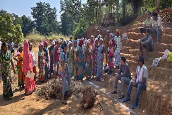 जिला पंचायत सीईओ हरेश मंडावी ने ग्राम पंचायत कोड़ेजुंगा में निर्माण कार्यों का किया निरीक्षण