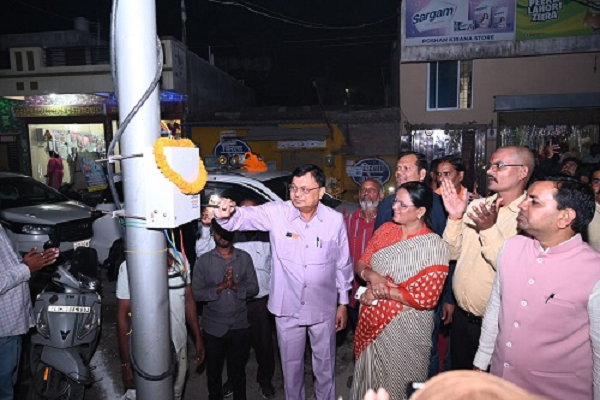 सीएसईबी चौक में वेटिंग शेड का उद्योग मंत्री लखनलाल देवांगन ने किया लोकार्पण, तीन प्रमुख मार्गों पर 195 स्ट्रीट लाइटों से बढ़ेगी रोशनी