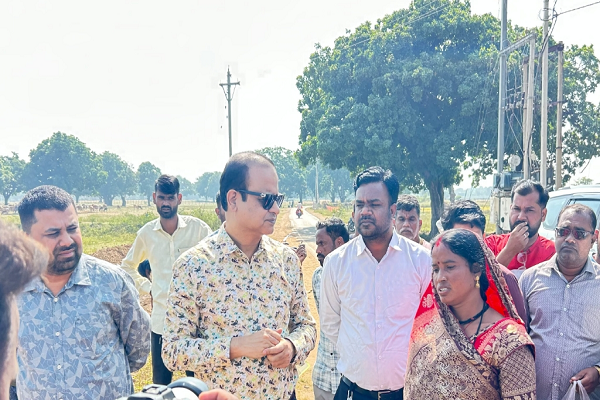 आयुक्त श्री तारन प्रकाश सिन्हा ने खंडुआ में किया सिंचाई नाली निर्माण कार्य का निरीक्षण, श्रमिकों से किया सीधा संवाद