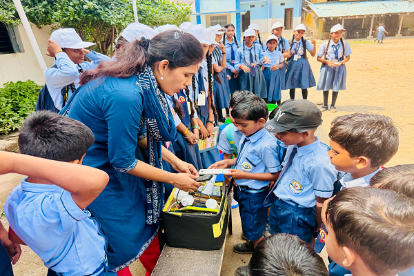 खेल-खेल में कचरा प्रबंधन सीख रहे बच्चे, इको क्लब ने अपनाया अनूठा तरीका*   स्वच्छता ही सेवा अभियान के तहत रंगीन डस्टबिन और रोचक गतिविधियों से सिखाया जा रहा कचरे का वर्गीकरण, ई-वेस्ट संग्रहण में भी जुटे विद्यार्थी