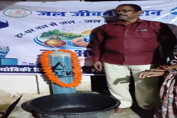  कभी पानी के लिए घंटों इंतजार, अब घर में नल खोलते ही भर रहे बर्तन