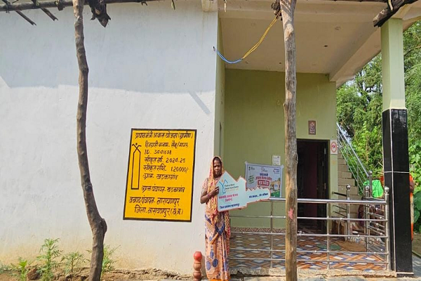 कच्चे मकान से पक्के आशियाने तक : प्रधानमंत्री आवास योजना ने बदली नारायणपुर के श्री सैनू की किस्मत