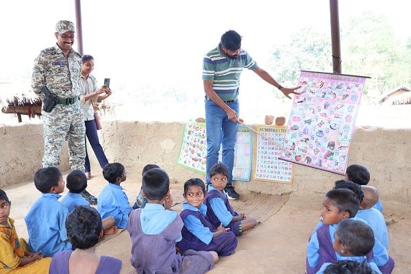  बीजापुर के अति संवेदनशील क्षेत्रों के बच्चे जुड़ गए है शिक्षा के मुख्यधारा से