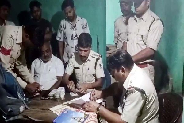 छत्तीसगढ़ के मनेन्द्रगढ़ जिले में 5 लाख कैश के साथ 3 युवक गिरफ्तार...
