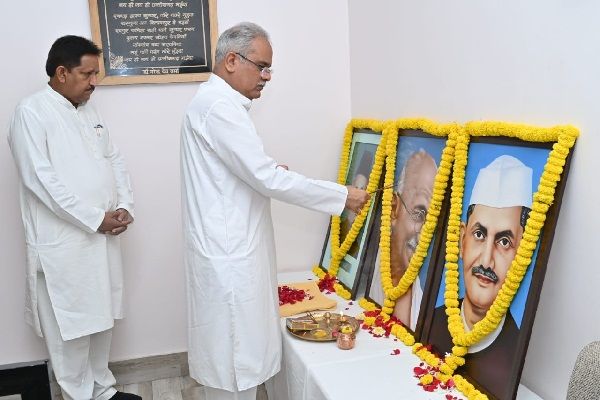 मुख्यमंत्री श्री भूपेश बघेल ने आज यहाँ अपने निवास कार्यालय में राष्ट्रपिता महात्मा गांधी, पूर्व प्रधानमंत्री स्वर्गीय श्री लाल बहादुर शास्त्री और शायर हाजी हसन अली को उनकी जयंती पर किया नमन...