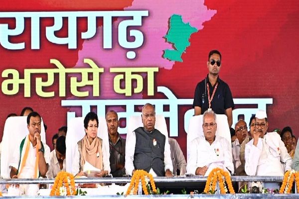 नेता प्रतिपक्ष राज्यसभा व सांसद श्री मल्लिकार्जुन खडग़े व मुख्यमंत्री श्री भूपेश बघेल ने प्रदेश के 82 विकासखंड में जैतखाम निर्माण का किया शिलान्यास