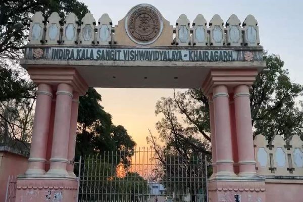 इंदिरा कला विश्वविद्यालय, केंद्र खोलने का मामला शांत नहीं हो रहा, प्रदर्शन की खबर लगते ही बैठक, लिया ये निर्णय
