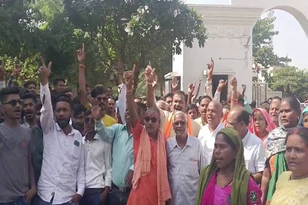 संभावित प्रत्याशियों का विरोध, कार्यकर्ताओं की चेतावनी, लगा रहे नारे &lsquo;बदलना होगा बदलना होगा&rsquo;