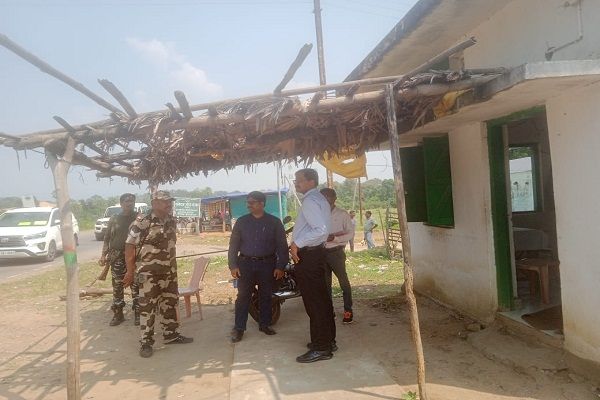  व्यय प्रेक्षक, कलेक्टर एवं एसपी अन्तर्राज्यीय सीमा तिमेड़ तारलागुड़ा एवं बांगापाल चेकपोस्ट पहुंचे