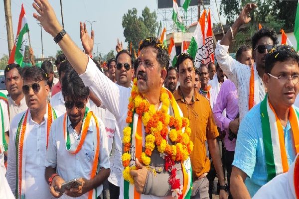  कांग्रेस नेता विक्रम मंडावी के नामांकन में उमडा जन सैलाब" अपने चहेते नेता का सिरताज सजाने निकला जुलूस 